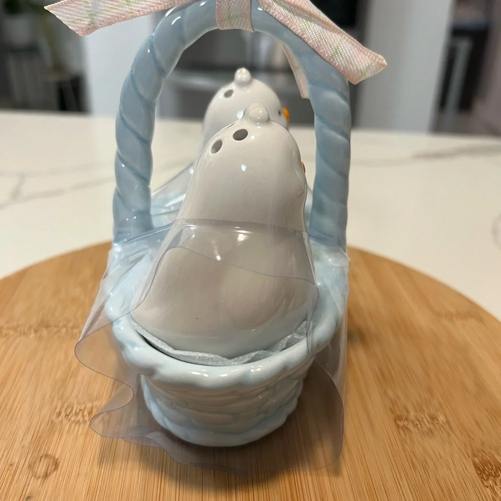 Rae Dunn  Easter Bunny Chicks Ceramic Salt And Pepper shaker Set In Basket.